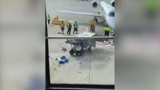 Товарна кола създаде смут на летището в Чикаго (видео)