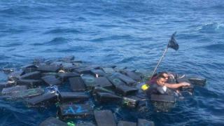 Наркотрафиканти плаваха върху пакети с 1 тон кокаин в морето, за да се спасят (видео и снимки)