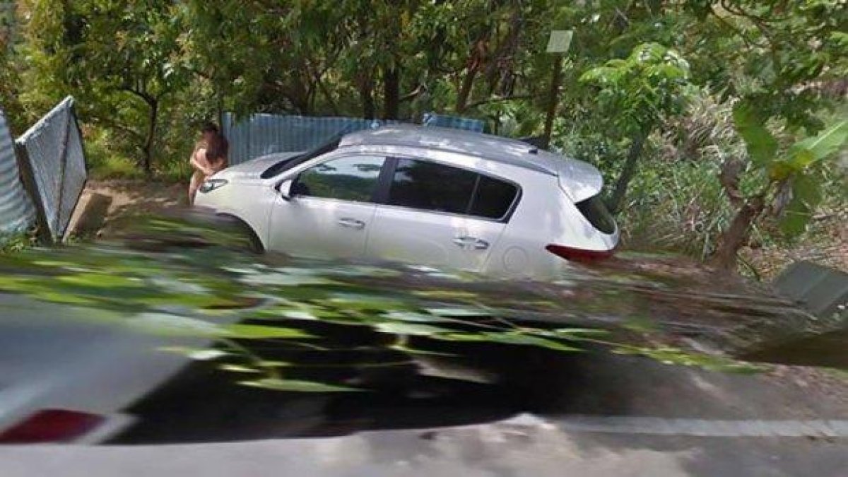 Кола на Google Maps улови гола двойка в интимна поза на отдалечен планински път (снимки)