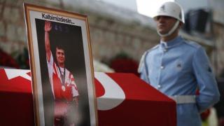 Дъщерите на Наим Сюлейманоглу правят обиск в дома му заради 13 медала
