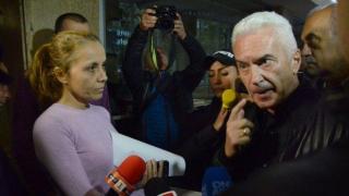 Волен Сидеров продължава с цирка: опита да нахлуе в сградата на БНТ (видео)