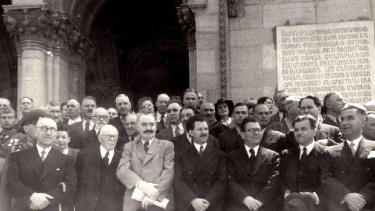 Наръчник за завземане на властта. Пълният контрол на Отечествения фронт