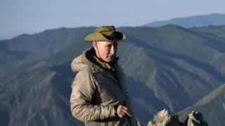 За рождения ден на Путин пуснаха филмче как бере гъби в тайгата (видео и снимки)