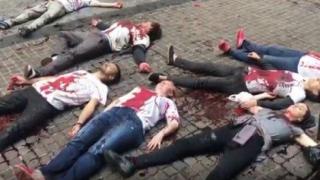 Екоактивисти боядисаха с "кръв" бика на Уолстрийт (ВИДЕО)