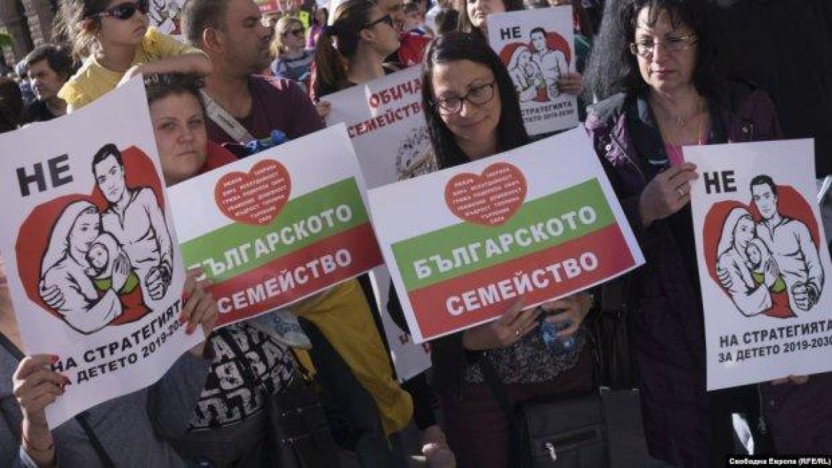 "Прибират децата като пирати". Дезинформацията и паниката вече опразват цели училища