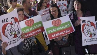 "Прибират децата като пирати". Дезинформацията и паниката вече опразват цели училища