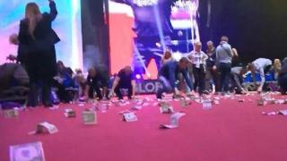 Руски магнат пръсна "дъжд от пари" по време на бизнес конференция (видео и снимки)
