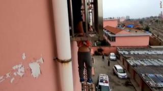 Малко дете вися от четвъртия етаж със заклещена глава между решетки (снимкa)