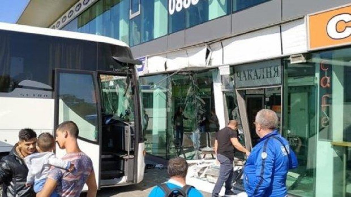 Автобус се вряза в автогара "Сердика" в София (снимки)
