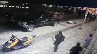 Вързаха кмет за пикап и го влачиха по улиците, заради неизпълнени обещания (видео)