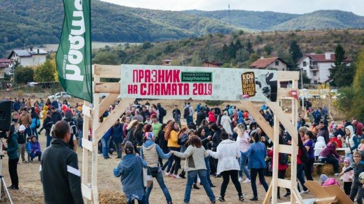 Празникът на сламата отново събра хиляди хора пред мандрата на "harmonica"
