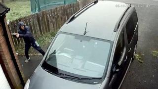 Вандал се удря сам с тухла, с която се опитва да разбие кола  (видео и снимки)