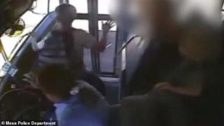 Шофьор на училищен автобус псува и блъска в предното стъкло 11-годишно момче (видео)
