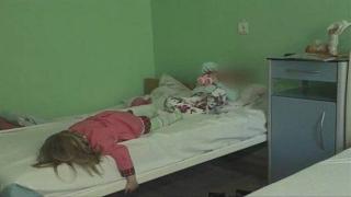 Момиченца на 2 и 4 годинки оцеляха по чудо, след като бащата им дал вино вместо мляко (снимки)