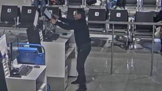 Пиян мъж буйства и троши наред на летище "Шереметиево" след като си изпусна полета (видео)