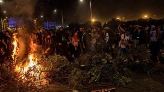 Нощ на бурни протести в Барселона, над 50 души са ранени (снимки)