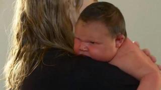 Майка роди бебе &quot;мини сумист&quot;, тежащо близо 6 килограма (видео и снимки)