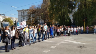Медицински специалисти се барикадираха в Министерство на здравеопазването
