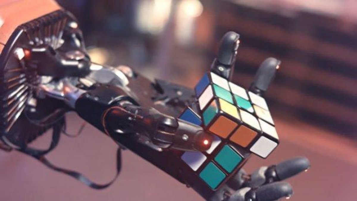 "OpenAI" създаде робот, който сам се научи да реди кубче на Рубик