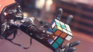 "OpenAI" създаде робот, който сам се научи да реди кубче на Рубик