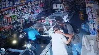 Въоръжен крадец целува възрастна жена, вместо да ѝ вземе парите (видео и снимки)