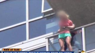 Професионални каскадьори спасиха жена от падане от 14-тия етаж (видео)