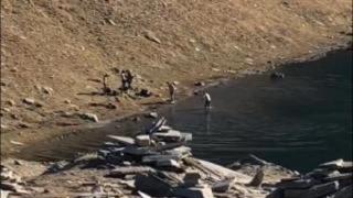 Мъже се изкъпаха в едно от седемте рилски езера (видео)