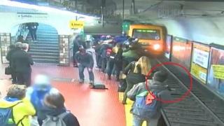 Мъж припадна и бутна жена върху релсите на метрото в Буенос Айрес (видео и снимки)