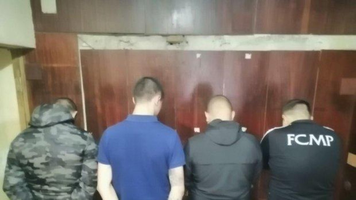 Братът-близнак на арестувания футболен хулиган иска да поеме вината за расистките прояви