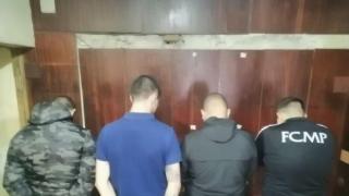 Братът-близнак на арестувания футболен хулиган иска да поеме вината за расистките прояви