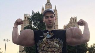 Руснакът с най-големите бицепси беше нокаутиран за по-малко от три минути (видео)