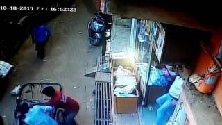 Дете падна от балкон и се приземи върху случайно минаваща рикша (видео и снимки)