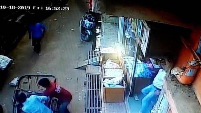 Дете падна от балкон и се приземи върху случайно минаваща рикша (видео и снимки)