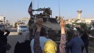 Кюрди замерят и обиждат изтеглящите се американски войници (ВИДЕО)