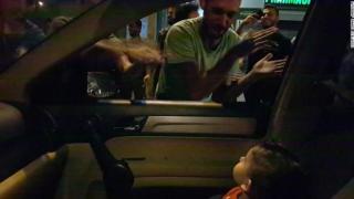 Протестиращи прекъснаха демонстрация, за да изпеят детска песничка на уплашено бебе (видео)