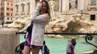Туристка издирва непозната двойка от своя снимка в Рим, сгодила се зад гърба ѝ