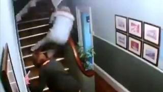 Пияна възрастна двойка се опитва да се качи по стълбите (видео)