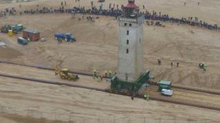 В Дания местят морски фар по релси, за да не го погълне водата (ВИДЕО)