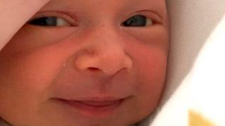 Бебе на 10 дни стана хит в мрежата с усмивка, след като баща му го погали по главичката (видео)