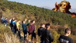 Странна групова молитва в покрайнините на Сливен (видео)