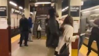 Мъж блъска без причина млада жена в метрото в Бруклин (видео)