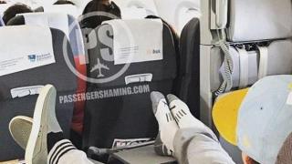Двойка, качила краката си на масичката в самолета, отврати социалните мрежи