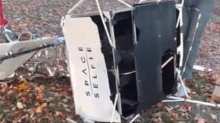 Част от космически апарат падна в двор и шашна стопаните (видео и снимки)