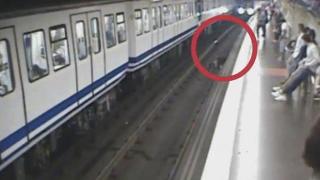 Младо момиче падна на релсите на метрото в Мадрид, докато зяпа в телефона си (видео)
