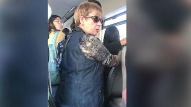 Контрольорка в автобус заплашва пътници с шамари: Удрям те и край! (видео)