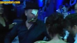 Изтече видео с кмета на Благоевград Камбитов, танцуващ кючек с 50 лева на челото (видео)