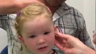Момиченце чува за първи път гласовете на родителите си (видео)