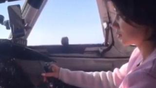 Руски пилот даде на пътничка да управлява самолет с 50 пътници на борда (видео)