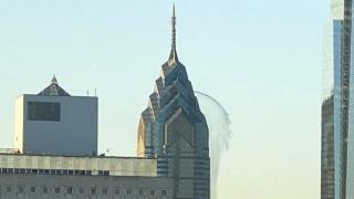 Вода бликна като фонтан от върха на 300-метров небостъргач (видео)
