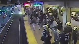 Като по чудо: Спасиха пиян мъж, паднал на релсите на метро в САЩ (видео)